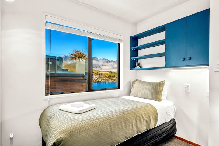 Სტუმრების საძინებელი - 3F, ერთადგილიანი საწოლი + ორადგილიანი საწოლი