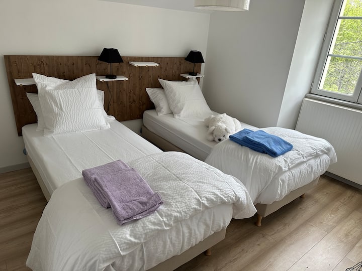 غرفة النوم الأولى مثبتة في 2 سرير من 90x200 سم