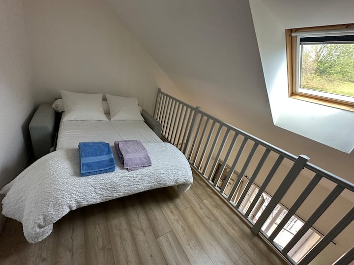 إطلالة على الميزانين بعد تركيب سرير أريكة مريح (مرتبة 17 سم). هذه ليست غرفة المعيشة ولكن منطقة الميزانين في الطابق العلوي...