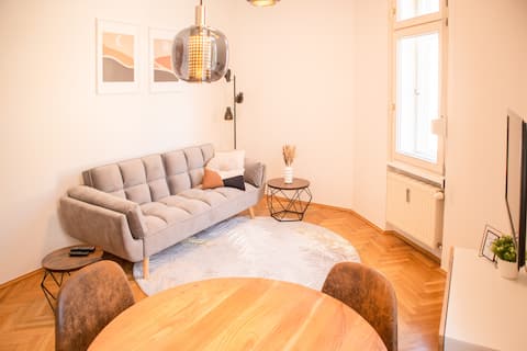 Successful Airbnb property: Old building with charm right in the center in Jakomini