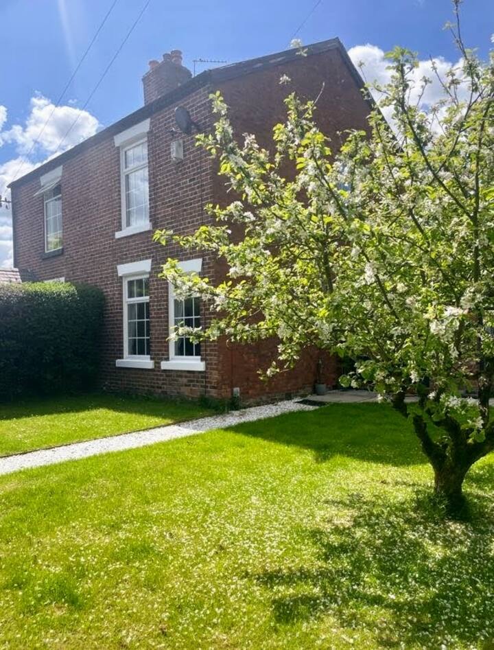 "Charming Cottage Retreat with a Cosy Double Bed" Bed and breakfasts