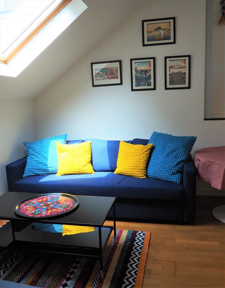 سرير أريكة مزدوج مريح للغاية. 
منفصلة عن غرفة النوم بباب مغلق، تصبح غرفة المعيشة غرفة نوم منفصلة. مثالي لـ 3 أو 4 أشخاص.