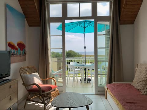 Popular Airbnb listing: Apt 4 people, south-facing sea view in Arzon