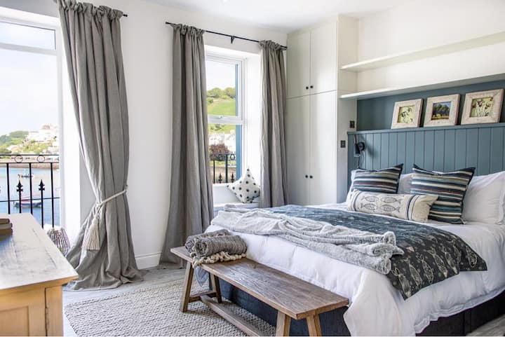 Главна спална соба на првиот кат со балкон со поглед на море 