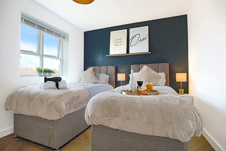 El dormitorio 3 está situado en la planta superior y tiene una cómoda cama con cremallera que está configurada como dos camas individuales por defecto o se pueden unir con cremallera para formar una cama tamaño king bajo petición.

Se proporcionan sábanas y toallas frescas.
