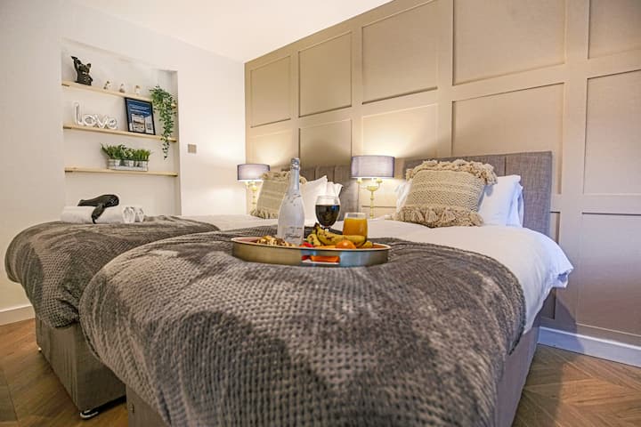 El dormitorio 2 está situado en la planta baja y tiene una cómoda cama con cremallera que está configurada como dos camas individuales por defecto o se puede unir con cremallera para formar una cama tamaño king bajo petición.

Se proporcionan sábanas y toallas frescas.