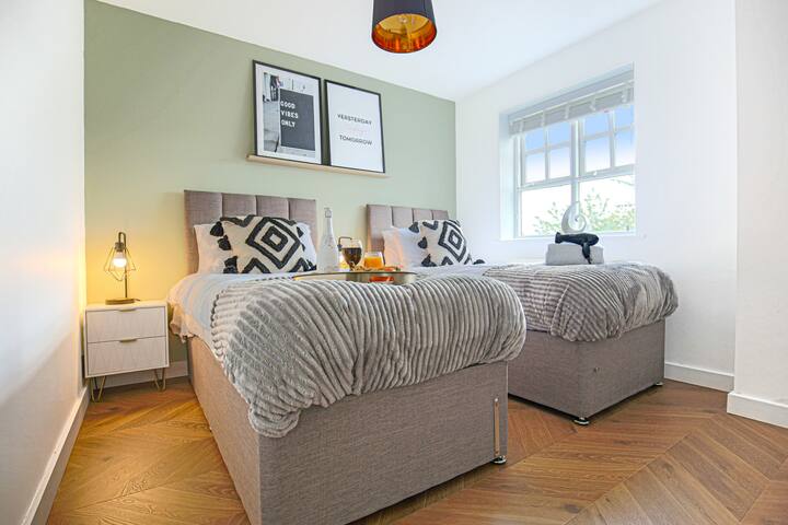 El dormitorio 4 está situado en el piso superior y tiene una cómoda cama con cremallera que está configurada como dos camas individuales por defecto o se puede unir con cremallera para formar una cama tamaño king bajo petición.

Se proporcionan sábanas y toallas frescas.