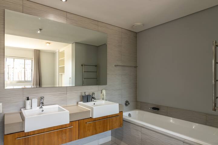 Kwinscare Global Harbour Bridge Luxury Two Bedroom gallery image 4