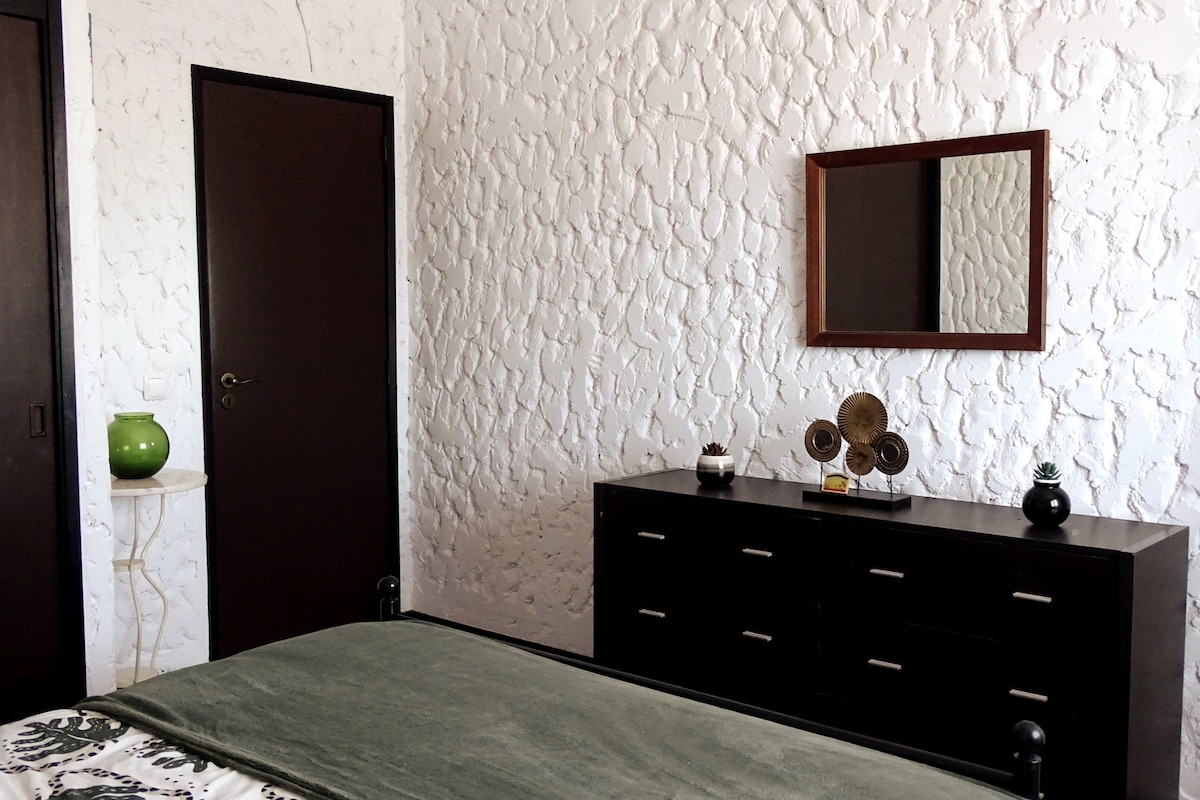 ห้องพักปรับอากาศพร้อมเตียงคู่ตู้เสื้อผ้ากระจก