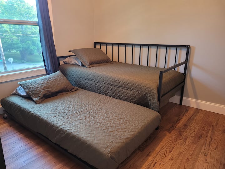 Dhoma e gjumit e vizitorëve 3, krevat dopio dhe trungje.