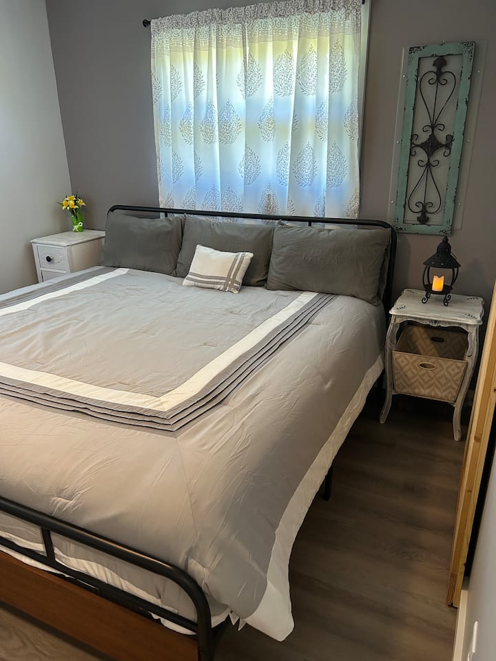 Დიდი ზომის კომფორტული საწოლი მსუბუქი ფილტრაციის ფარდებით