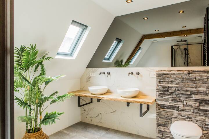 Beautiful spacious appartment in de Pijp (140M2) gallery image 5