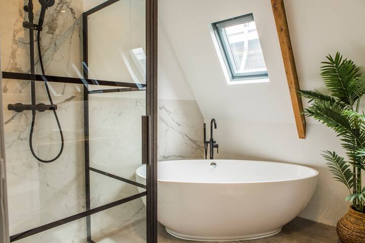 Beautiful spacious appartment in de Pijp (140M2) gallery image 4