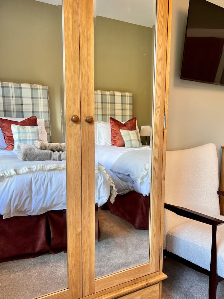 חדר זוגי נעים עם הרבה אחסון, מיטות נוחות וטלוויזיה חכמה.