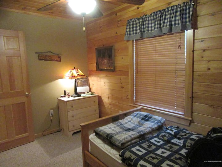 第3间卧室配有两张单人床和拉出式轮椅床 