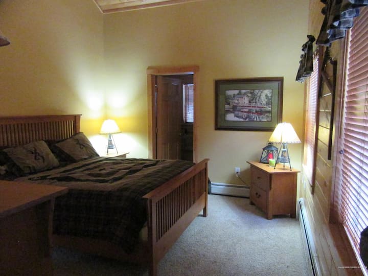 带全功能卫生间的主卧