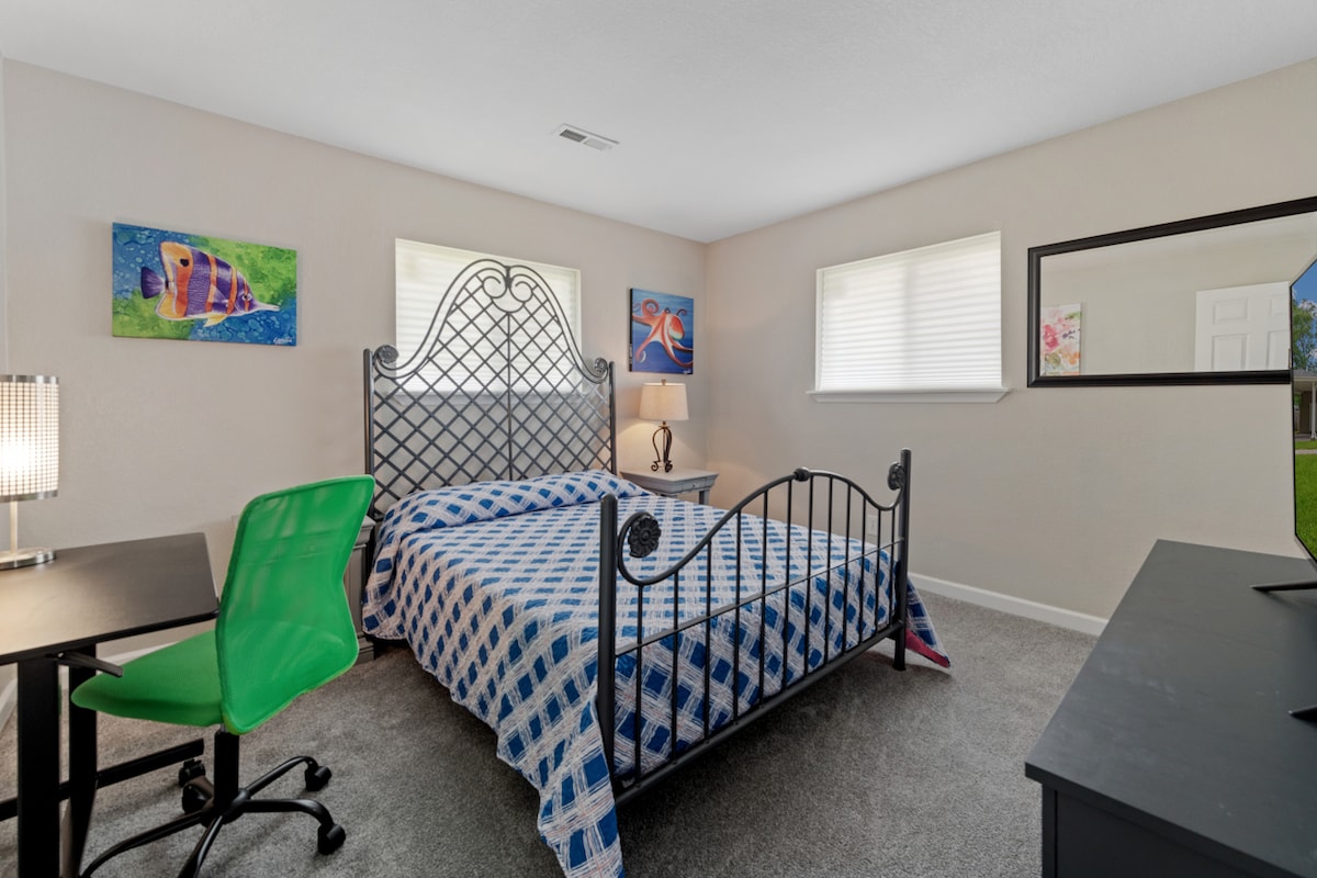 Ručno  izrađen krevet od kovanog željeza po mjeri
Podesivi radni stol i radna stolica