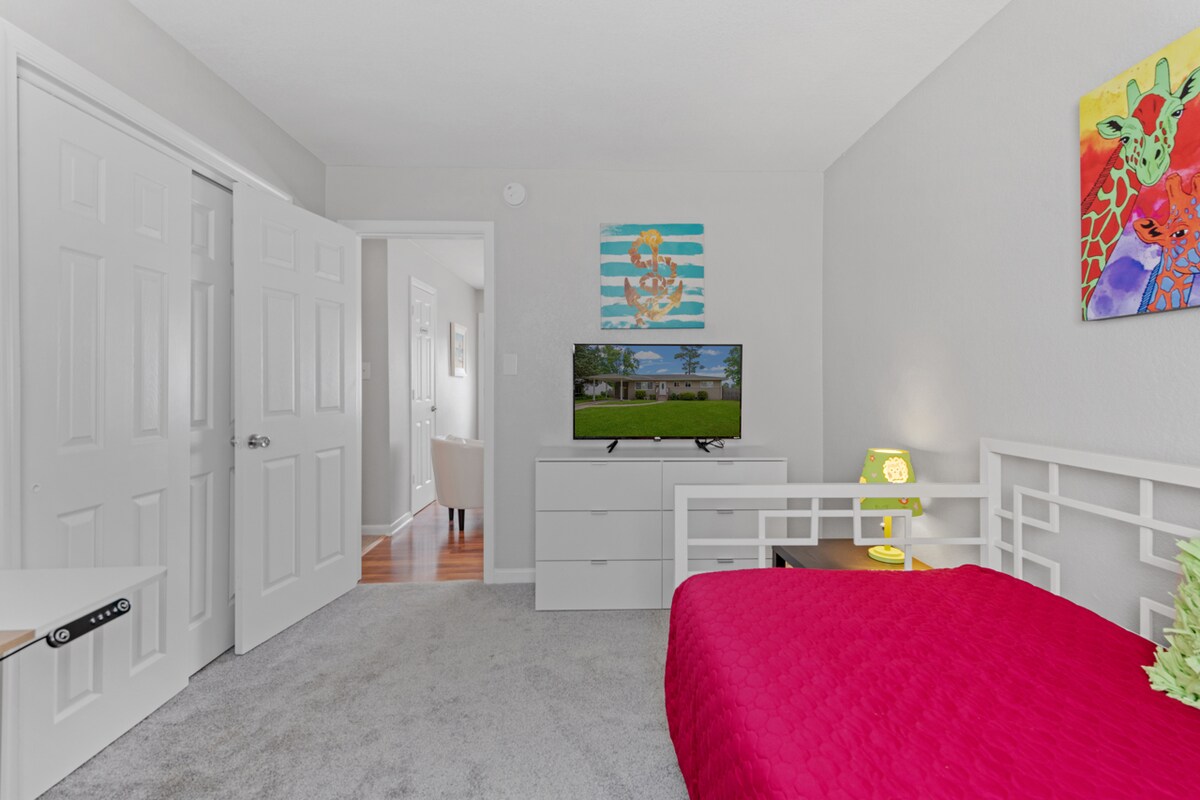 Roku TV ravnog ekrana u svakoj spavaćoj sobi.
Električni radni stol s podesivom visinom i radna stolica.