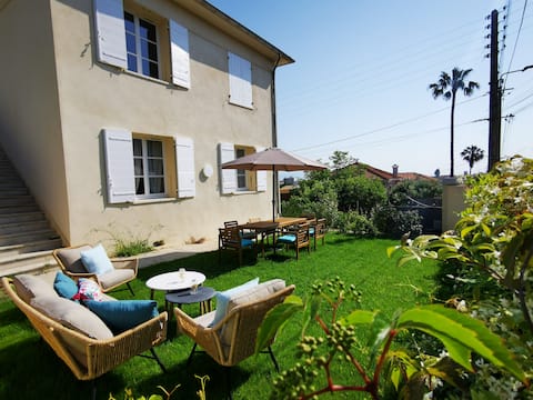 Airbnb performant: Villa-style stay Private garden Quiet parking à Antibes