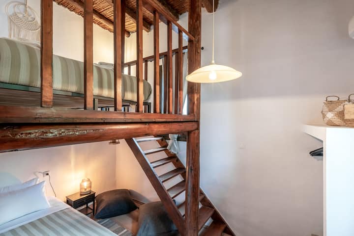 ห้องนอนหมายเลข 2 พร้อมเตียงเดี่ยว 1 หลังและเตียงคู่ 1 หลัง