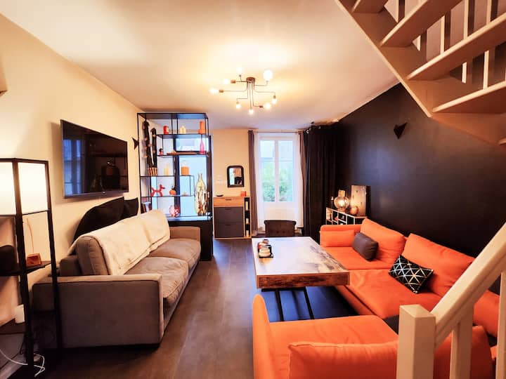 Მისაღებ ოთახში დგას ხარისხიანი გასაშლელი დივანი (ყოველდღიური დასაძინებლად, ამიტომ არ არის საჭირო საწოლის გადაკეთება ყოველ ღამე) 160 სმ.
Ცენტრალურ ოფისთან დაკავშირებული სიგნალიზაცია საშუალებას გაძლევთ, უზრუნველყოთ სახლი თქვენი არყოფნის შემთხვევაში.