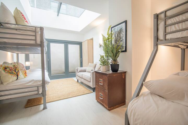 Roof Terrace Townhouse by City SuperHost gallery image 5