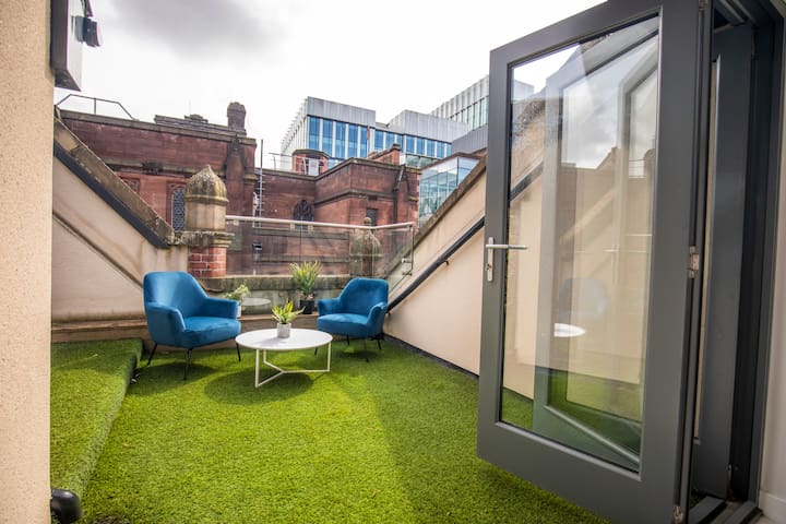 Roof Terrace Townhouse by City SuperHost gallery image 2