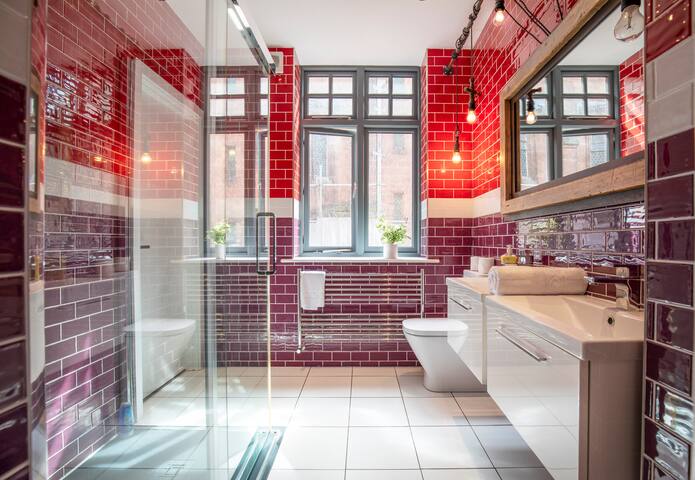 Roof Terrace Townhouse by City SuperHost gallery image 3