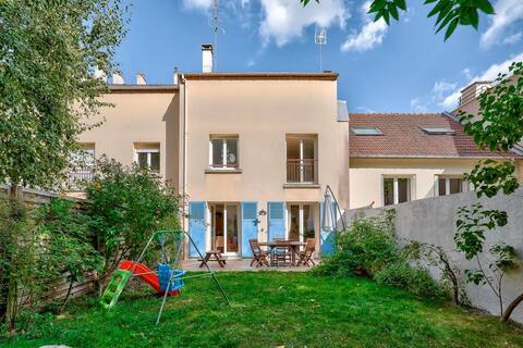 Family House with garden 5 min away from metro