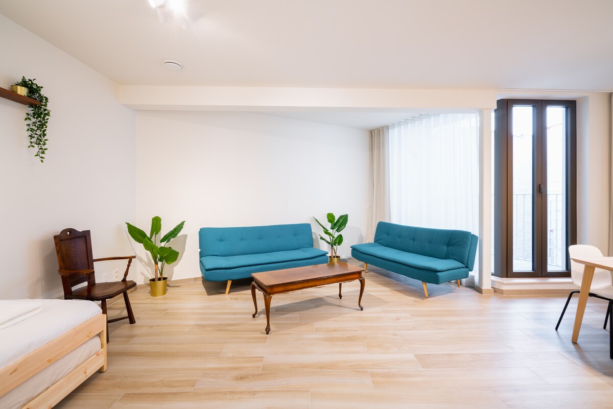 - Svijetla dnevna soba u stanu u Antwerpenu
- Udobni kauči
- Elegantno uređen dnevni boravak
- veliki prozori u dnevnom boravku s vanjskim pogledom