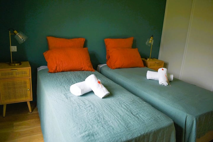 Chambre spacieuse climatisée, composée d'un grand placard de rangement, deux lits simples modulables en un confortable lit KING SIZE agrémenté d'un surmatelas de haute qualité pour un confort optimal.