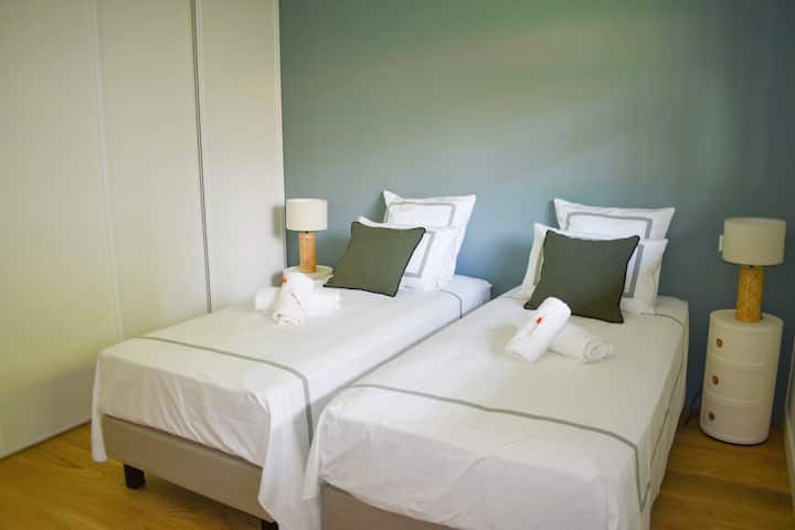 Chambre avec deux Lits simples transformables en luxueux KING SIZE avec un surmatelas moelleux pour un confort optimal. Avec placard, oreillers et couettes supplémentaires pour une expérience douillette et raffinée ainsi que placard de rangement