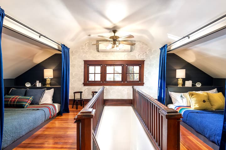 ห้องนอนที่ 5 สไตล์ลอฟท์เปิดโล่งพร้อมเตียงเมมโมรี่โฟมขนาดควีนไซส์พร้อมผ้าม่านสีดำ