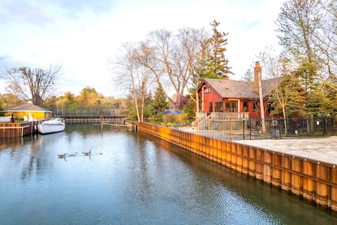 Detroit's Riverside Hideaway