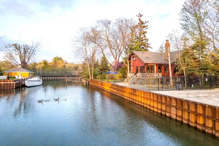 Detroit's Riverside Hideaway