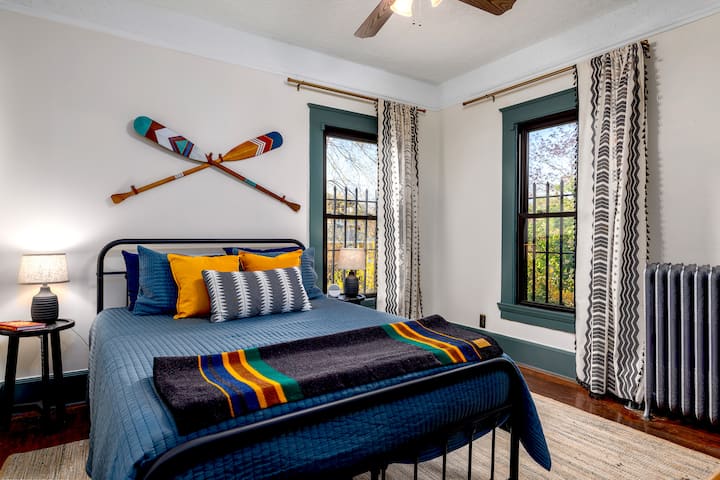 ห้องนอนชั้นหลักหันหน้าไปทางคลองและลานด้านข้าง