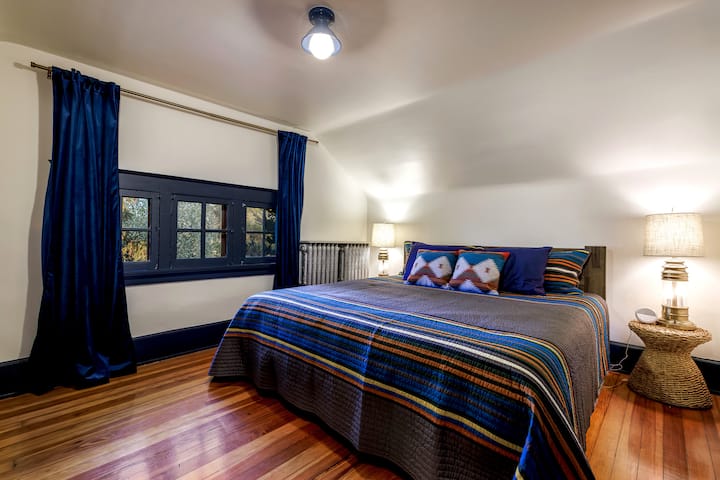 ห้องนอนชั้นสองพร้อมเตียงคิงไซส์