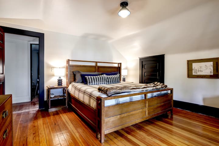 นอนหลับสบายบนที่นอนเมมโมรี่โฟมหรูหรา พร้อมสมาร์ททีวีในแต่ละห้อง ห้องนอนชั้น 2 พร้อมเตียงคิงไซส์ 