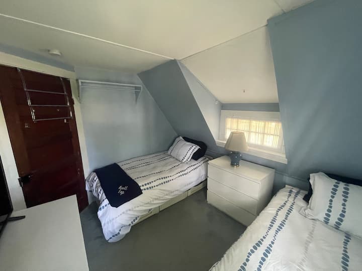 غرفة النوم #2 مع 2 سرير فردي. جميع البياضات الجديدة لعام 2023