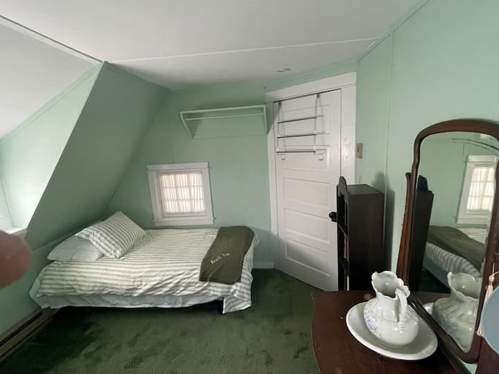 غرفة نوم #3 مع 2 سرير فردي.  جميع البياضات الجديدة في عام 2023