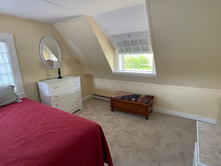 غرفة النوم الرئيسية. افتح جميع النوافذ من 3 جوانب واستمتع بليالي الصيف الباردة