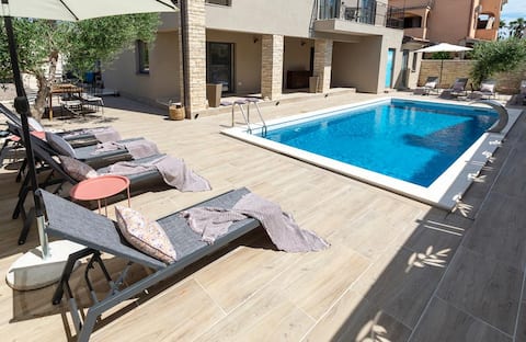 Top performing Airbnb: Prostran i moderan apartment 2 in Antenal