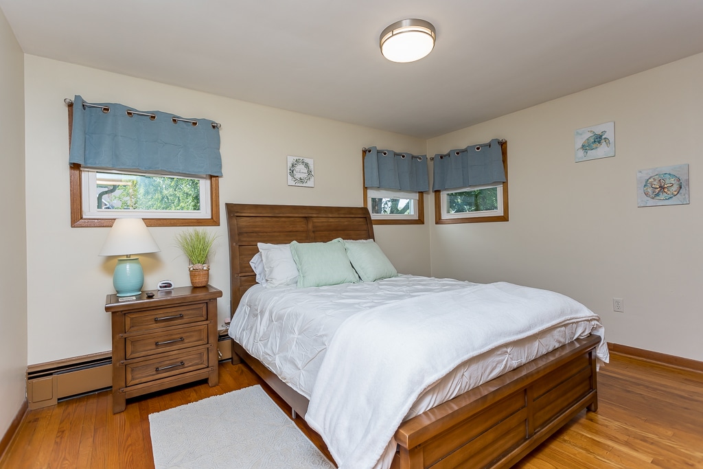 标准双人床卧室 