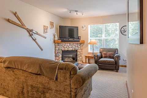 Ground floor, slopeside, ski in/out - pet friendly