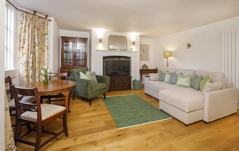 Successful Airbnb property: The Garden Square, peaceful and historic luxury in Clifton Without
