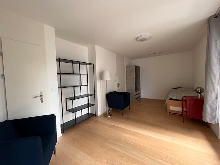 Segundo dormitorio. El segundo dormitorio incluye un baño privado para mayor privacidad y conveniencia.