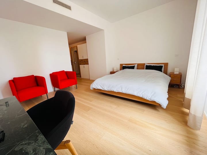 Dormitorio principal. El dormitorio principal incluye un baño privado para mayor privacidad y conveniencia.