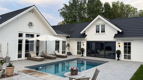 Pool villa near the golf course