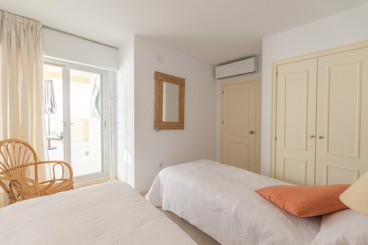 غرفة نوم مع إمكانية الوصول المباشر إلى التراس. مراتب عالية الجودة وأرضية رخامية وأثاث ريفي أنيق لنوم هادئ وعالي الجودة أو الاسترخاء أثناء الاستماع إلى الأمواج...