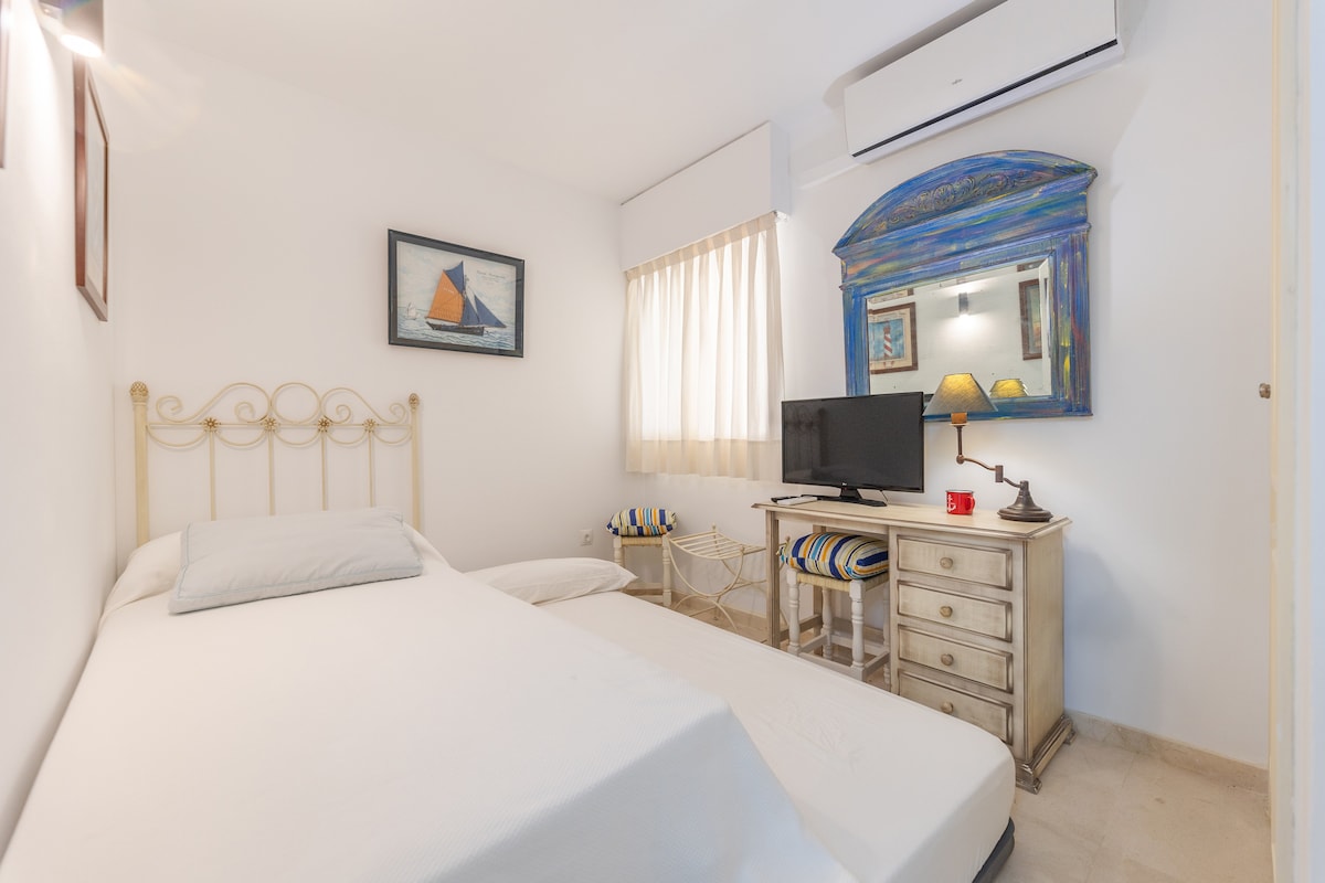 غرفة نوم مع نافذة مشرقة على الشرفة. مراتب عالية الجودة وأرضية رخامية وديكور بحري أنيق للنوم الهادئ والجودة أو الاسترخاء أثناء الاستماع إلى الأمواج